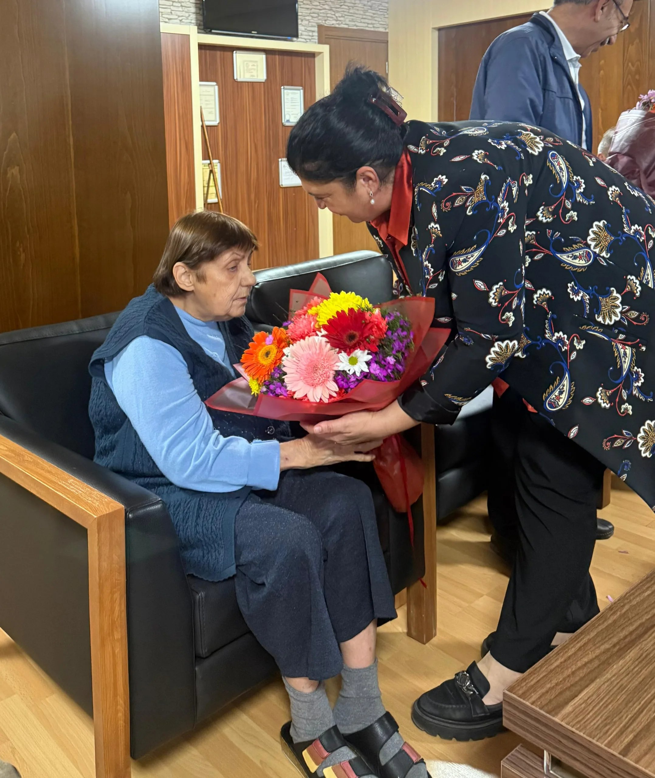 Ak Parti Kadın Kolları’ndan huzurevindeki öğretmenlere ziyaret