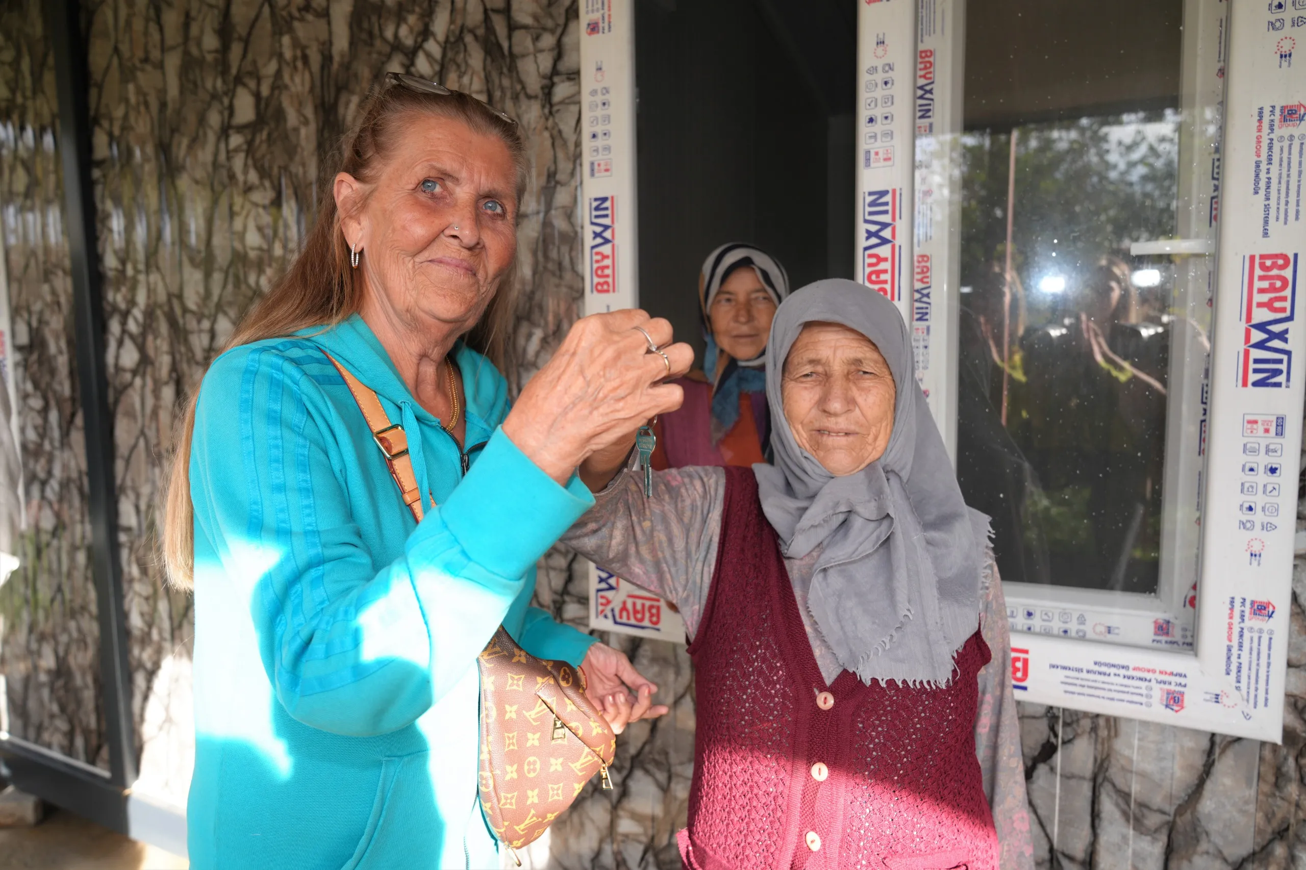 ALANYA BELEDİYESİ VE HAYIRSEVERLERDEN İHTİYAÇ SAHİBİ AİLEYE KONTEYNER EV DESTEĞİ