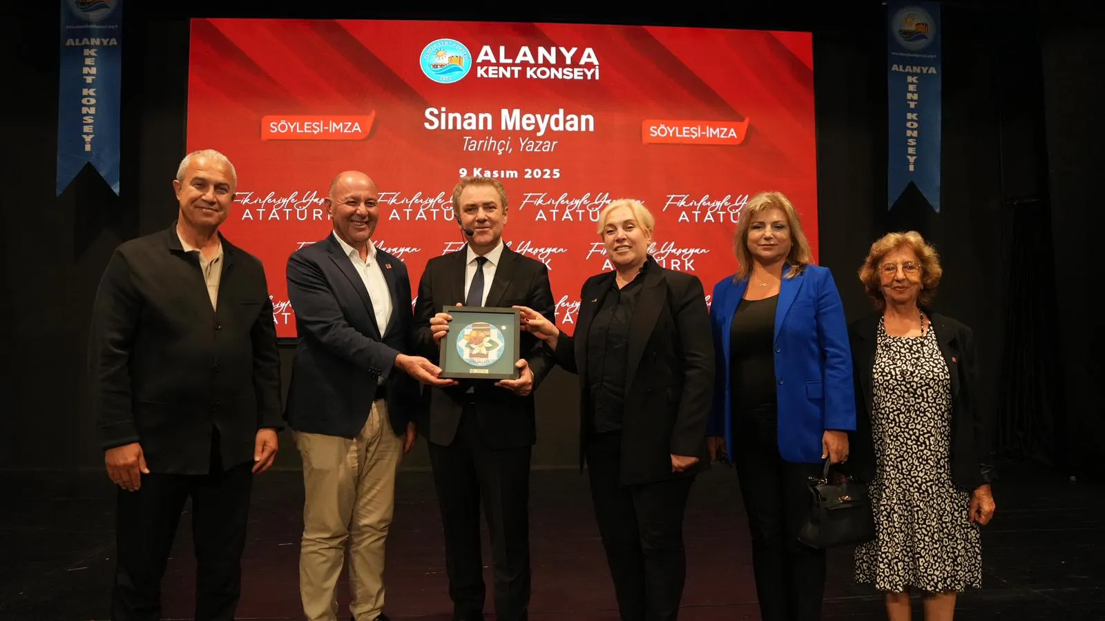 ALANYA’DA “FİKİRLERİYLE YAŞAYAN ATATÜRK” SÖYLEŞİSİ YOĞUN İLGİ GÖRDÜ