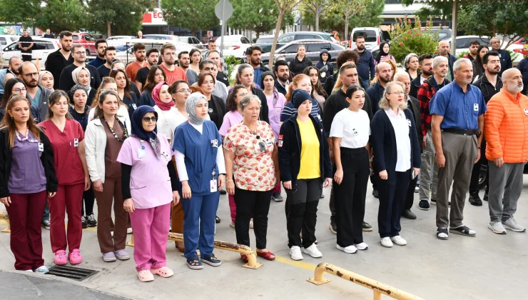 Alanya’da sağlıkçılardan Gazi Mustafa Kemal Atatürk’e saygı