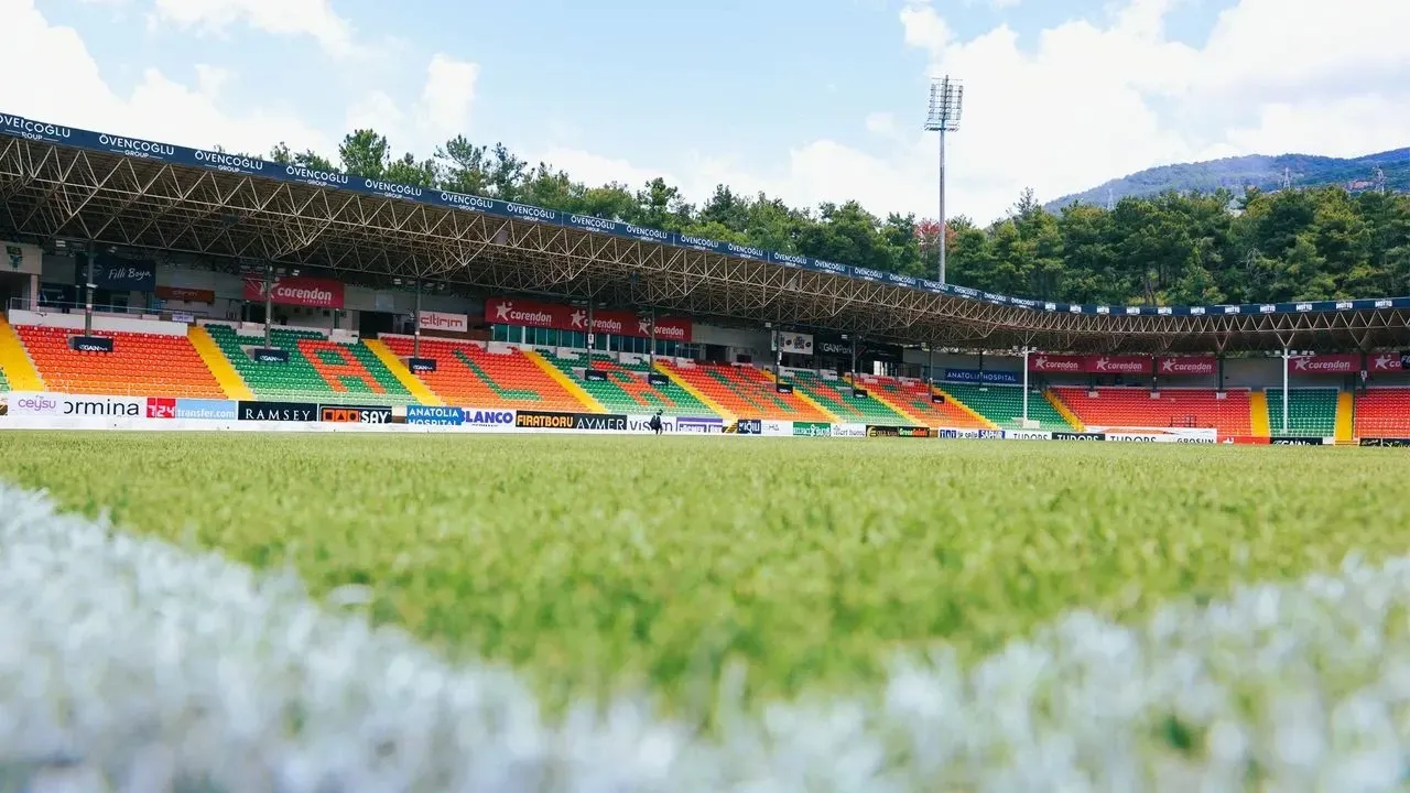 Alanyaspor, Antalyasporu geçti