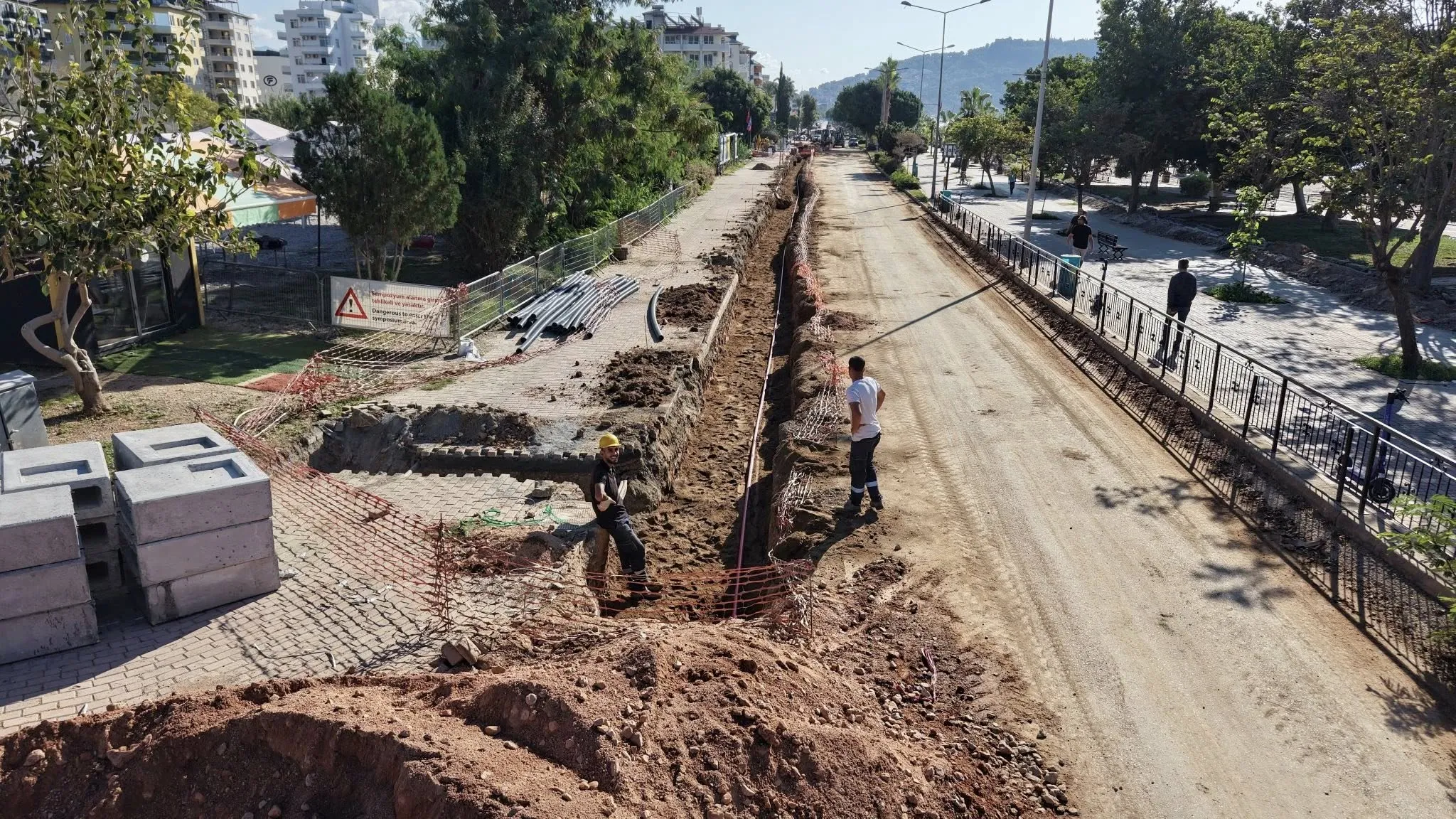 Atatürk Caddesinde çalışmalar tüm hızıyla devam ediyor
