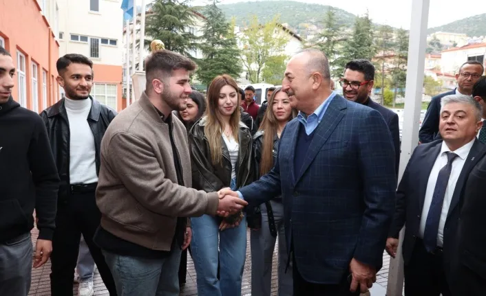 Çavuşoğlu, öğrencilerle buluştu