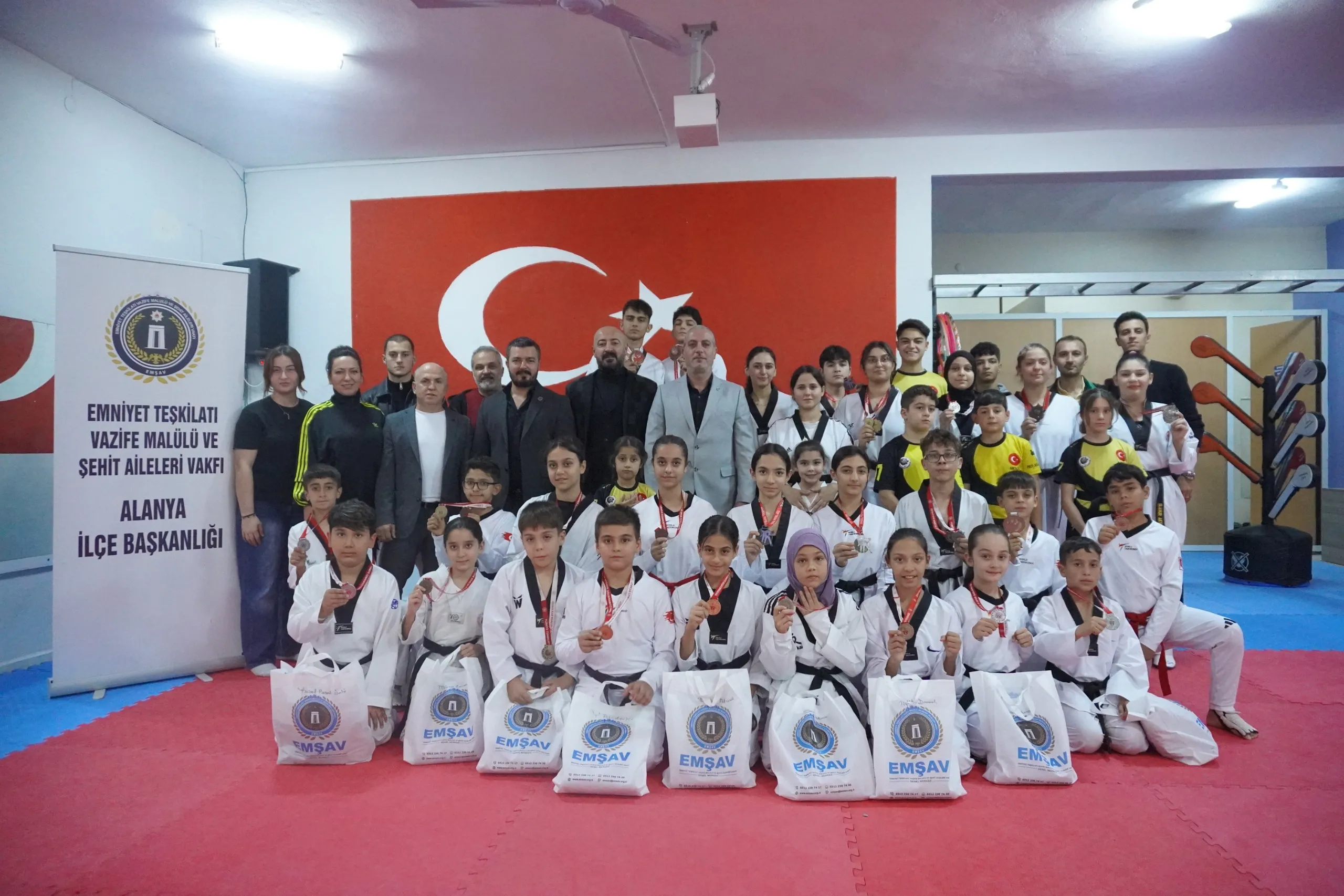 EMŞAV’DAN MİLLİ SPORCULARA EŞOFMAN DESTEĞİ