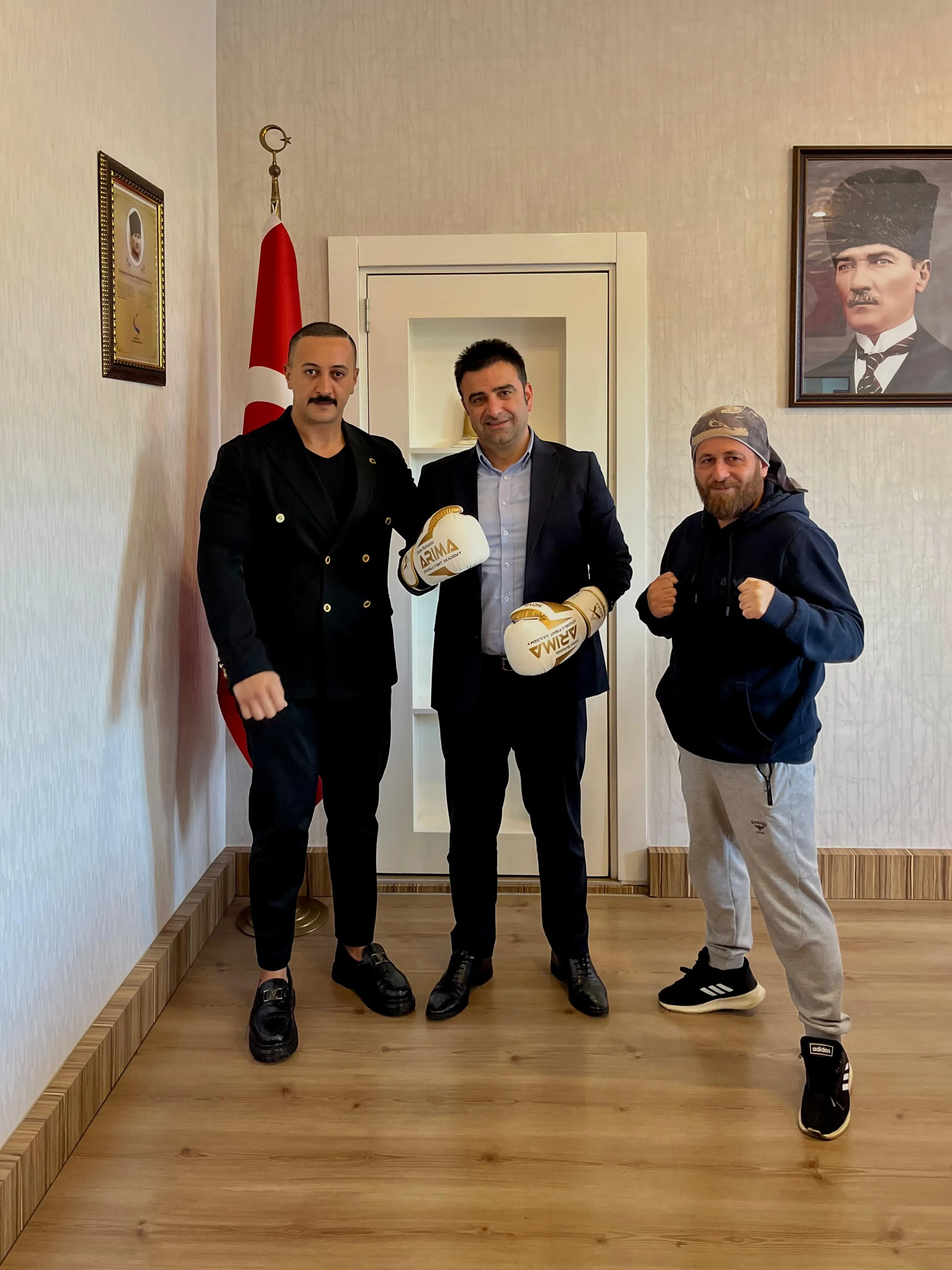 Gazipaşa Kaymakamı Korkutataya ziyarette Boks eldiveni hediye ettiler