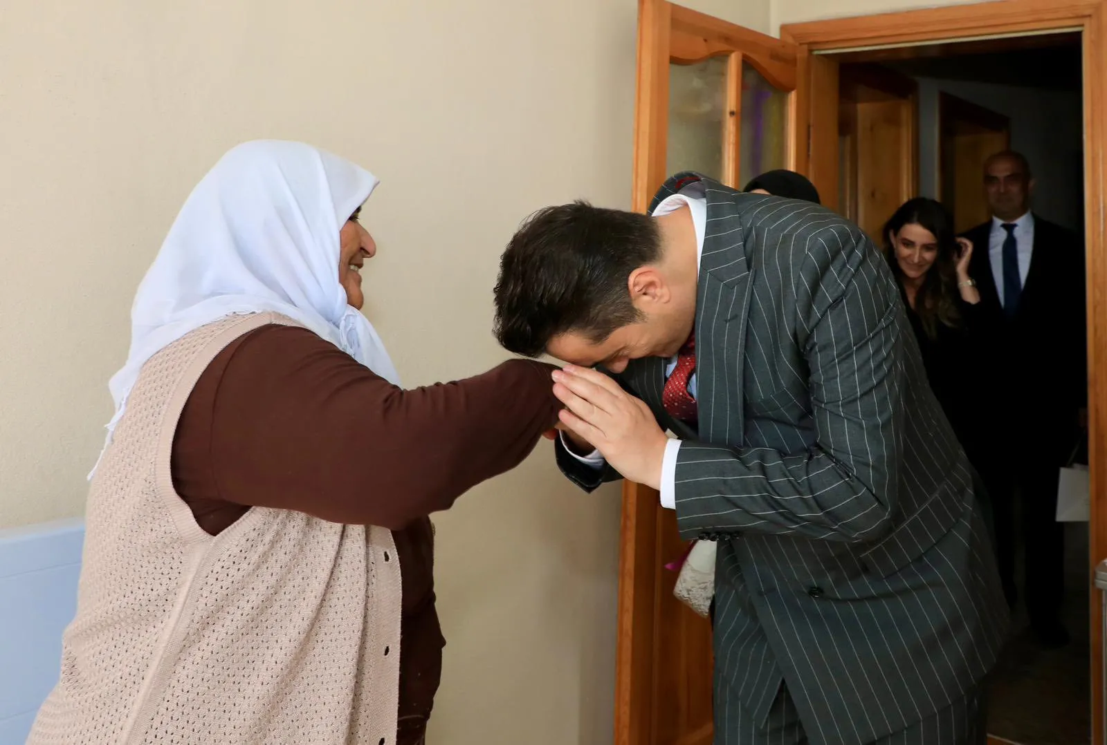 KAYMAKAM ŞAKİR ÖNER ÖZTÜRK ŞEHİDİMİZ CEMAL TOPATAŞ’IN AİLESİNİ ZİYARET ETTİ