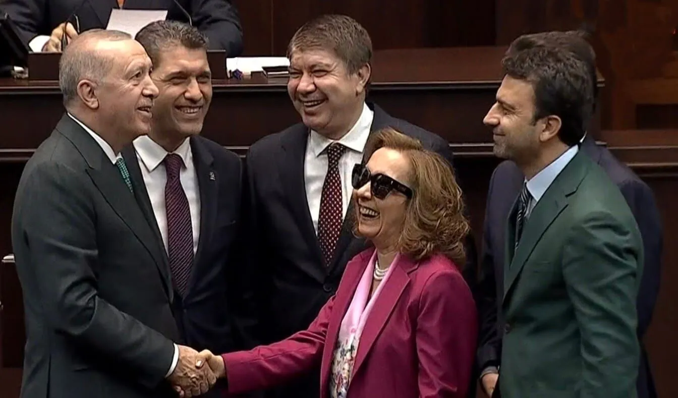 Menderes Türelden kahkahalı paylaşım