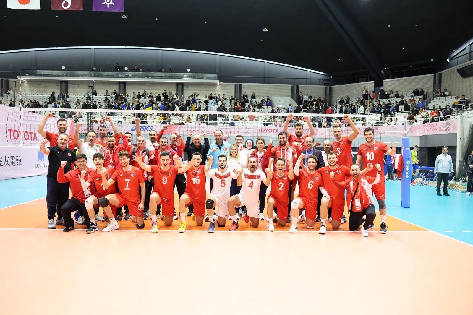 Milletvekili ve eski bakan Çavuşoğlu Tokyada sporcularımıza destek verdi