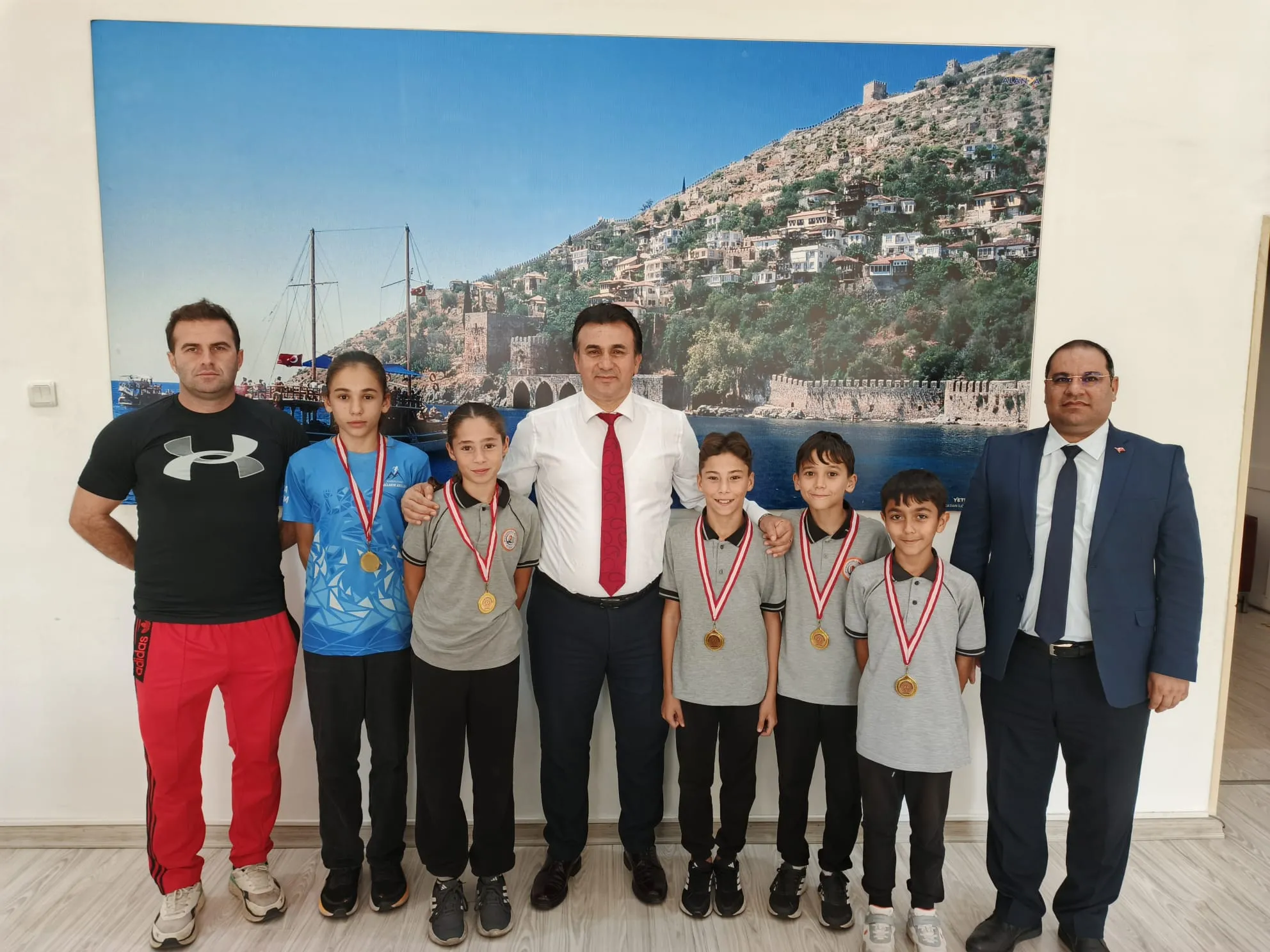 Müdür Yılmazdan öğrencilere başarı madalyası