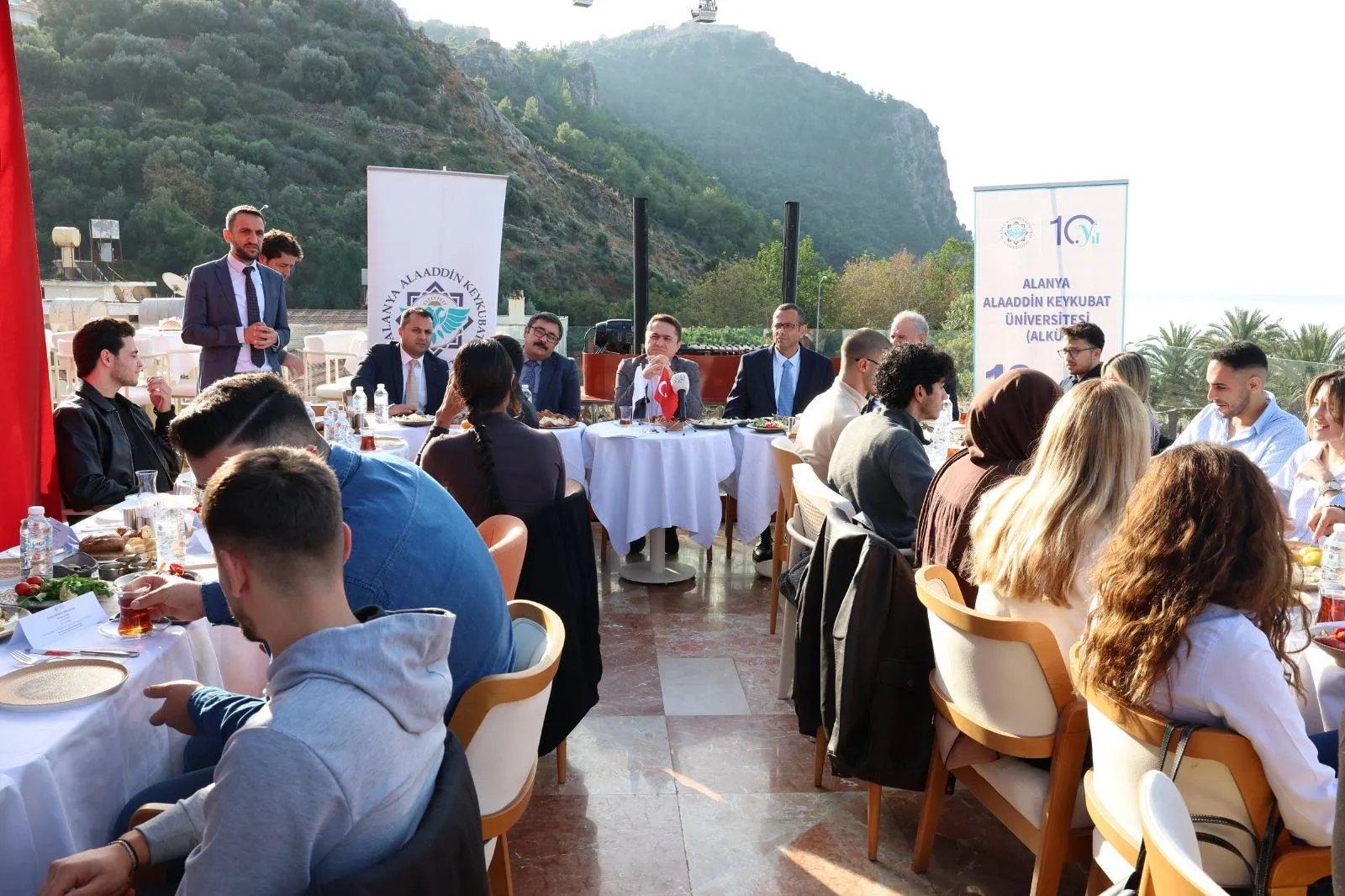 Rektörü Türkdoğan, öğrenci toplulukları başkanları ile kahvaltı programında bir araya gedi