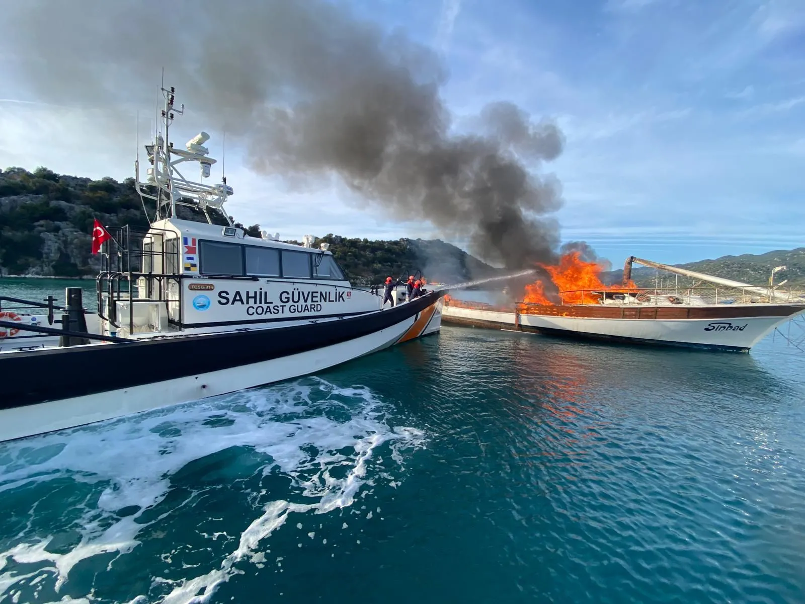 Tekne Yangınına Sahil Güvenlik Ekipleri Müdahale etti