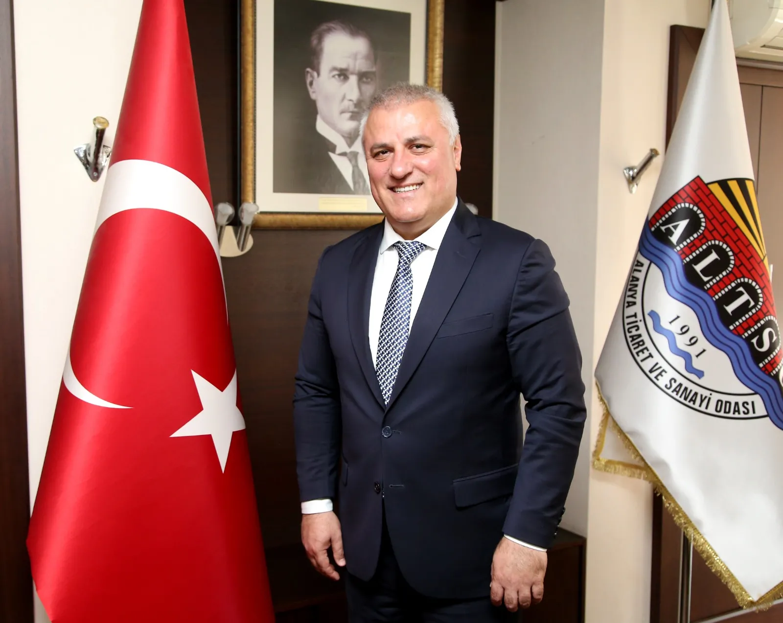 Başkan Erdem: eni yıl mesajında iş dünyasına ve tüm Alanya halkına sağlık, huzur ve başarı dileklerinde bulundu.