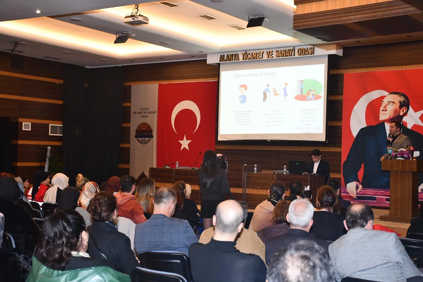 Alanya’da bağımlılıkla mücadele seminerine yoğun ilgi