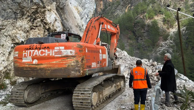 Alanya’da heyelandan kapanan yol açıldı