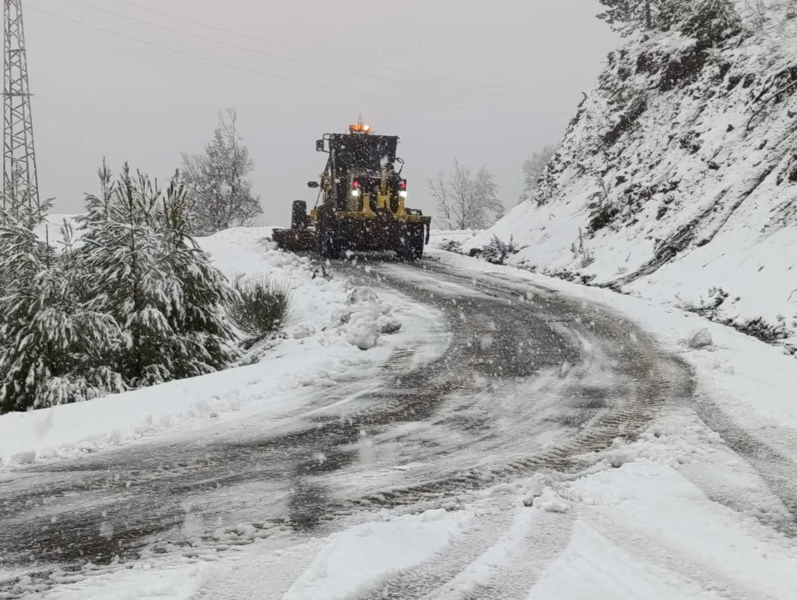 Alanya’da karla mücadele devam EDİYOR