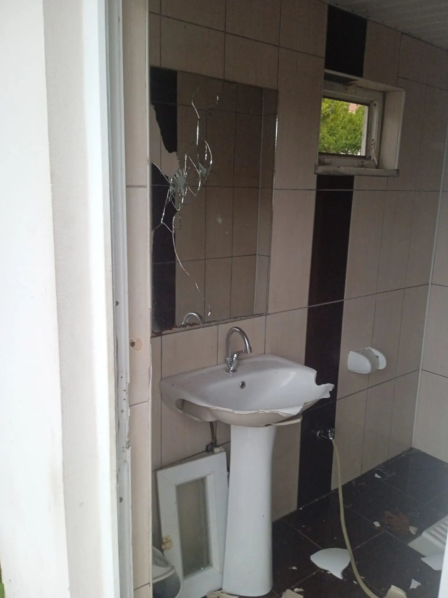 Alanya’da tuvalet ve araçlara saldırı: Muhtar Gündoğan’dan sert tepki