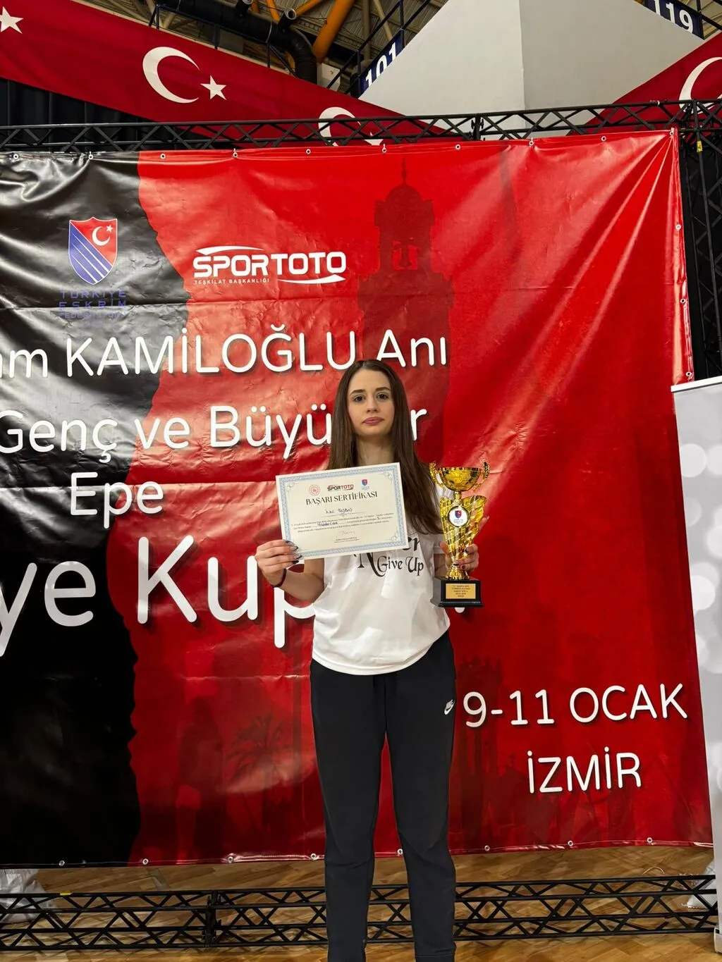  Alanyasqon Eskrim Sporcusu İlke Taşbaş İzmir’den kupayla döndü