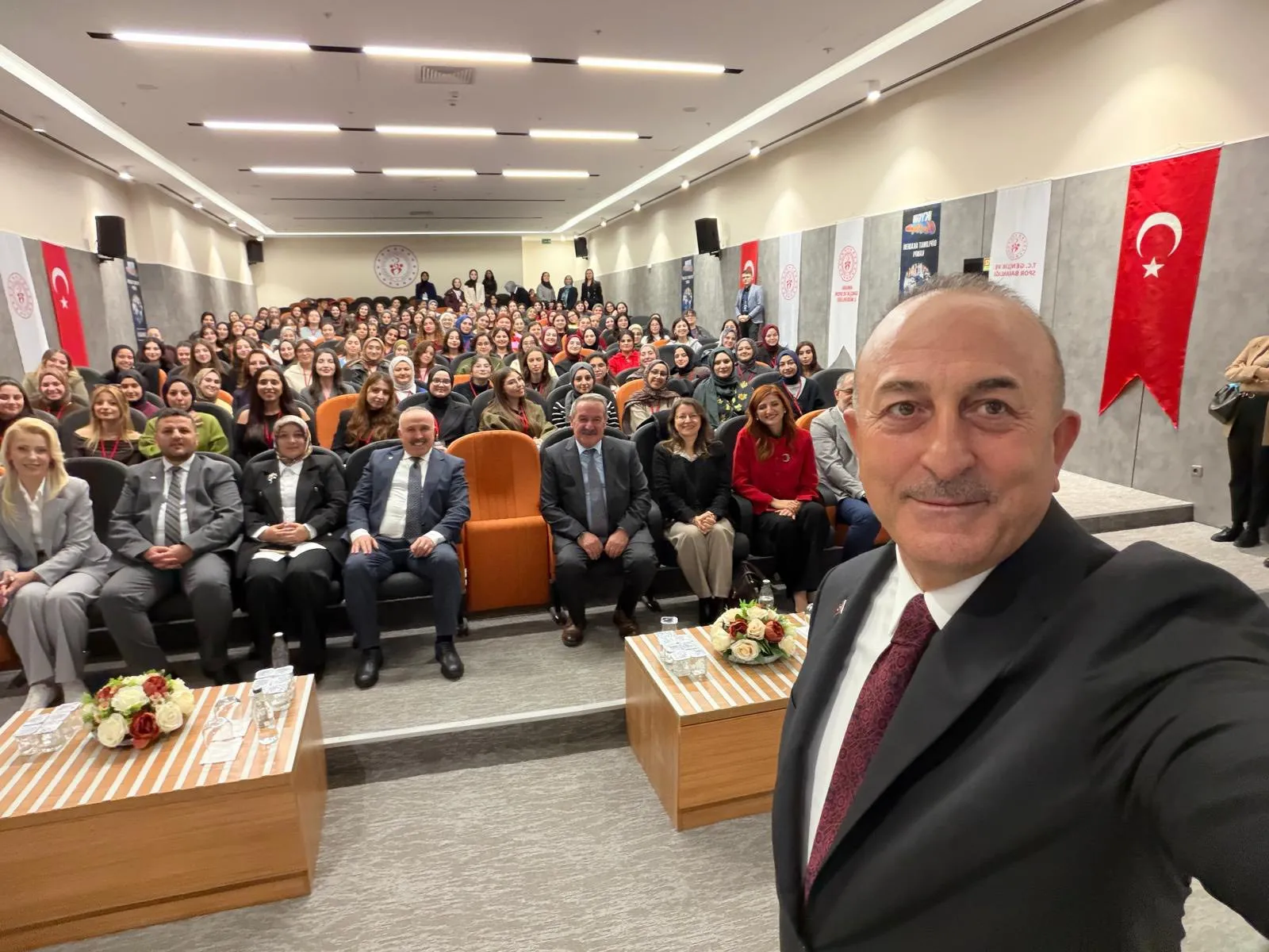 Çavuşoğlu, Diplomat Akademisinde gençlerle buluştu. 