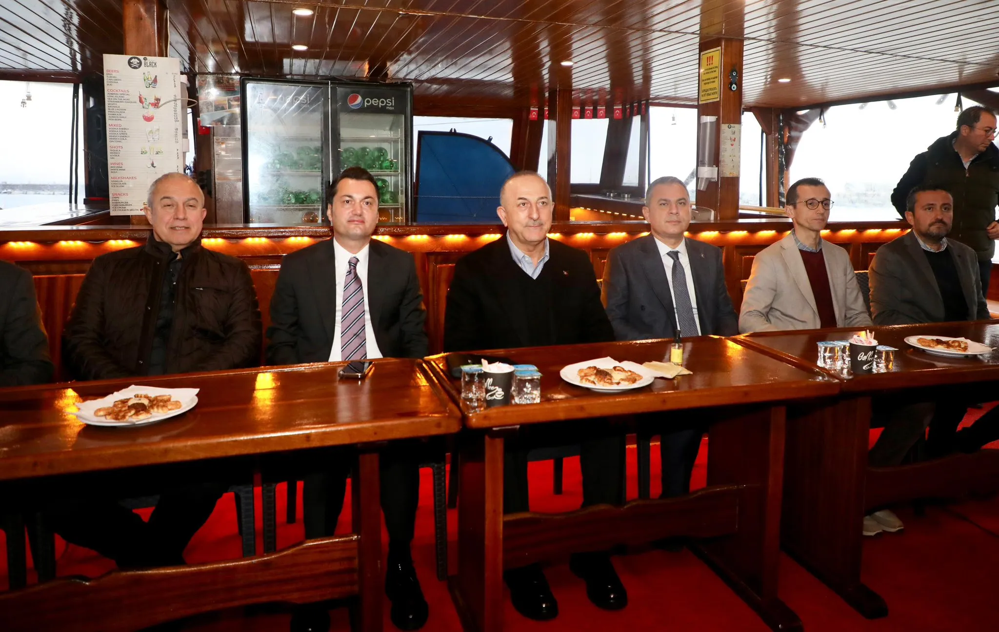 Çavuşoğlu ve Alanya protokolü İskele esnafı ile bir araya geldi