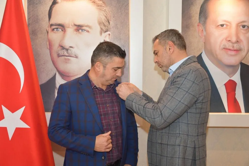 CHPdeki atamaya kızdı, istifa edip Ak Parti rozeti taktı