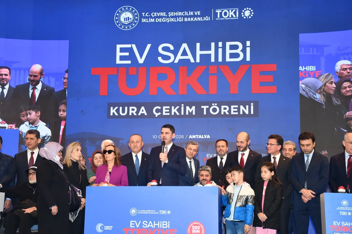 TOKİ’nin kura çekiminde Milletvekili Mevlüt Çavuşoğluna büyük ilgi