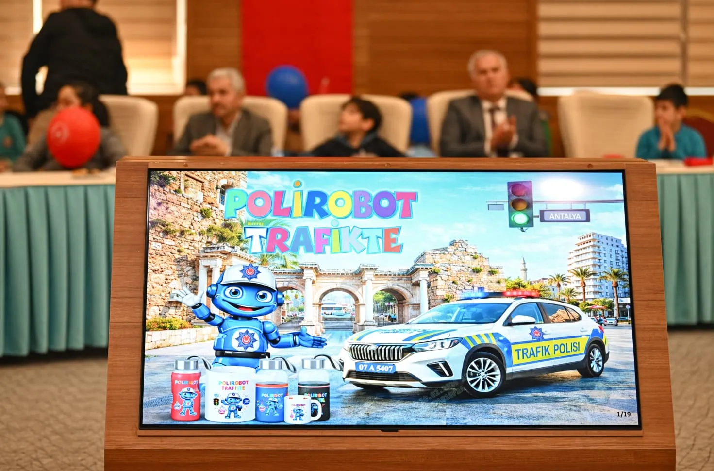 ANTALYA’DA ÇOCUKLARA TRAFİK BİLİNCİ “POLİROBOT” İLE KAZANDIRILIYOR