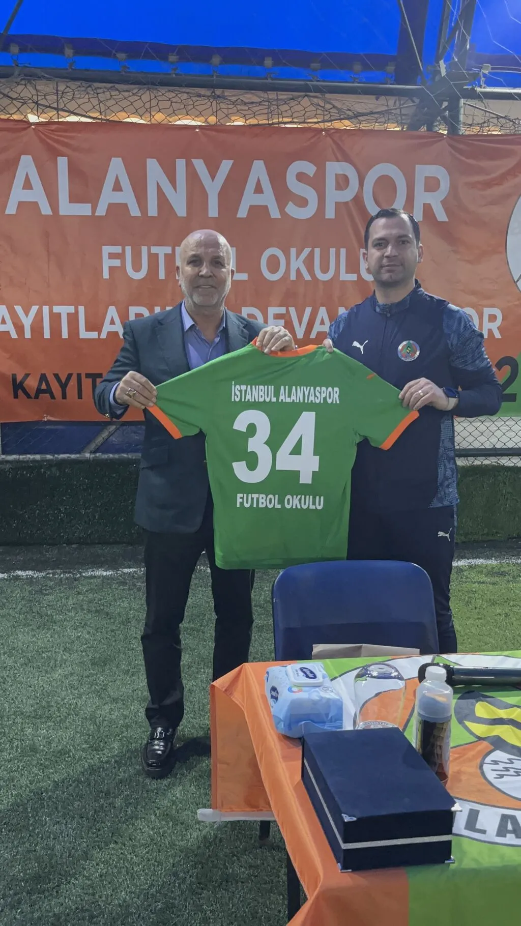 Başkanı Çavuşoğlu, Alanyaspor İstanbul Futbol Okulu’na ziyaret