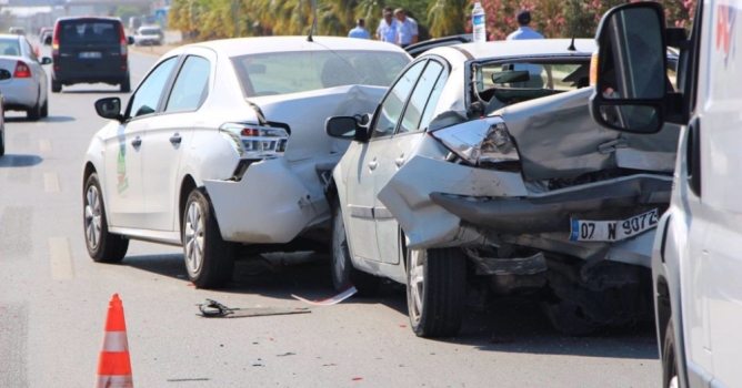 3 araç birbirine girdi 