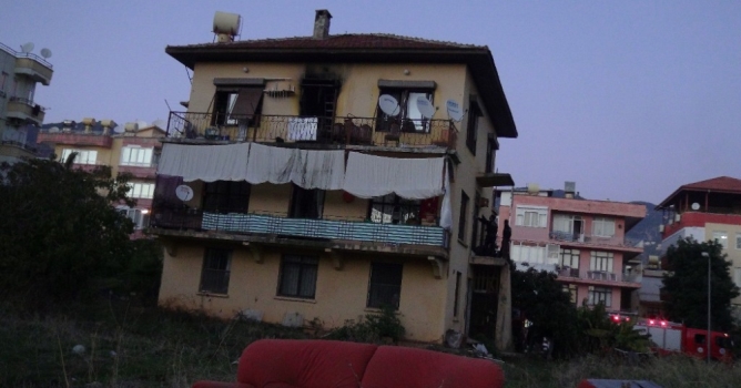 Ahşap evde çıkan yangın korkuttu