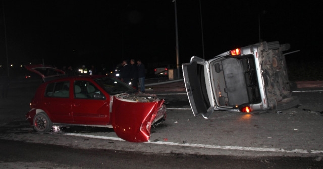 Ak Partilileri taşıyan minibüs kaza yaptı 7 yaralı