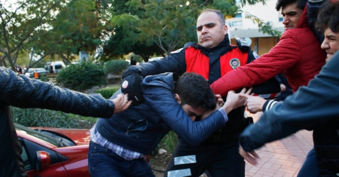Akdeniz Üniversitesi'nde  öğrenci kavgasını polis ayırdı 
