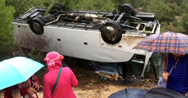 Akseki'de tur midibüsü devrildi