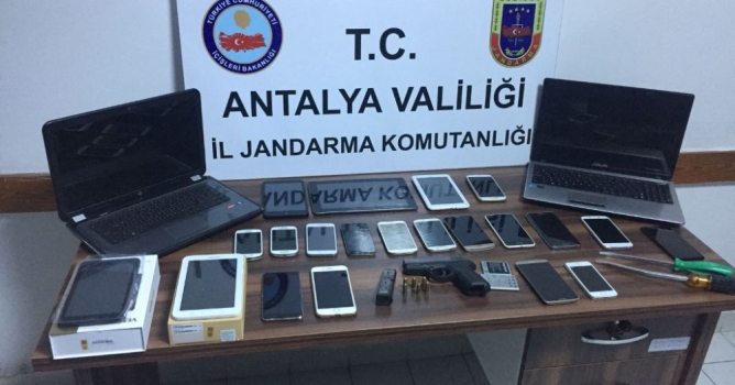 Alanya'da 22 cep telefonu çalan 3 şüpheli yakalandı