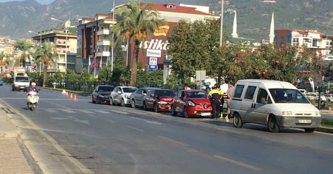 Alanya'da 6 araç birbirine girdi