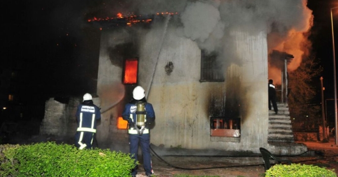 Alanya'da iki katlı ahşap bina yandı