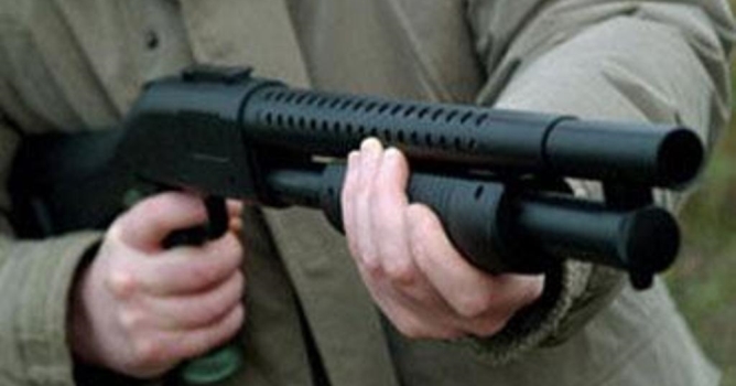 Alkollü şahsı pompacı vurdu