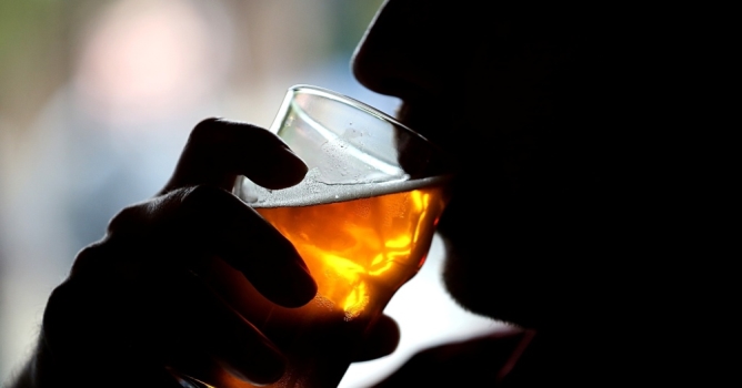 Alkollü sürücü kamyoneti devirdi 