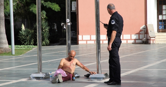 Anıt önünde kendini kesti