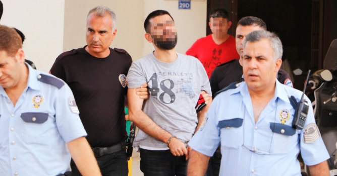 Annesini bıçakladı, babasını rehin aldı