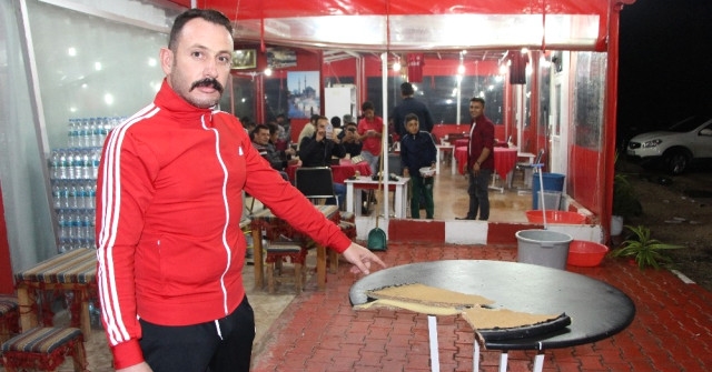  Antalya'da kafeye yıldırım düştü