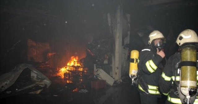 Antalya'da Soğuk Hava Deposu Alev Alev Yandı