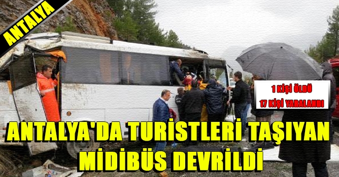 Antalya'da Turistleri Taşıyan Midibüs Devrildi