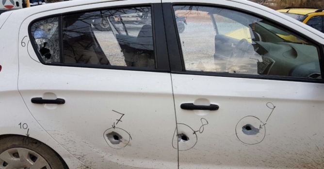 Arabayı delik deşik etti