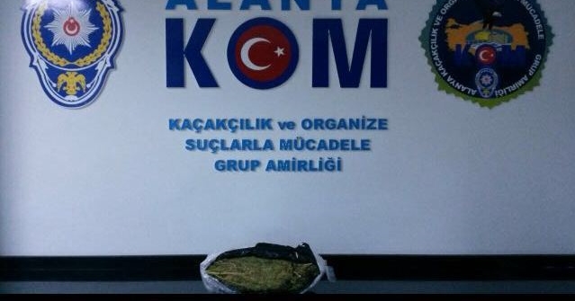 Araçtan 3 kilo esrar çıktı 