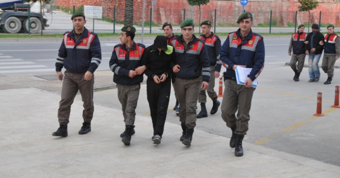 Aranan zanlılar ziyarette yakalandı