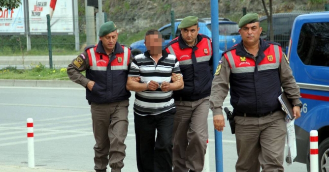 Arkadaşını çekiçle öldürdü