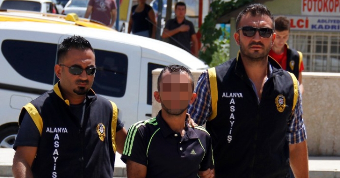 Arkadaşını gasp etti 