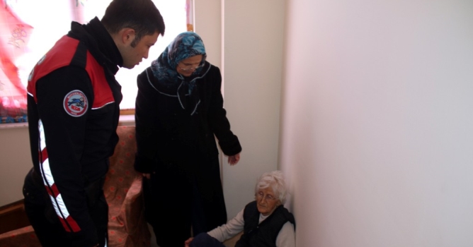 Asırlık nineyi polis ve itfaiye kurtardı