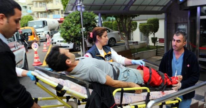 Ayağı taş kesme makinesinin altında kaldı