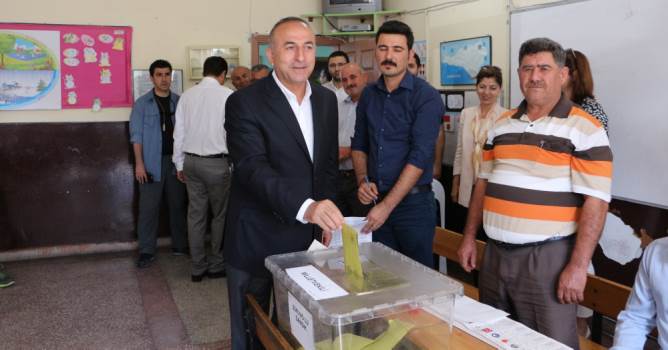 Bakan Çavuşoğlu, Alanya'da oy kullandı